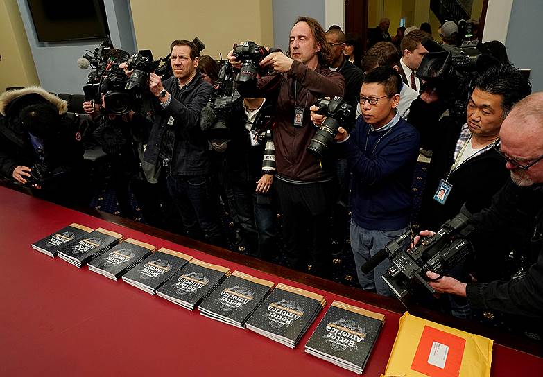Корреспонденты фотографируют копии проекта бюджета, представленного Белым Домом