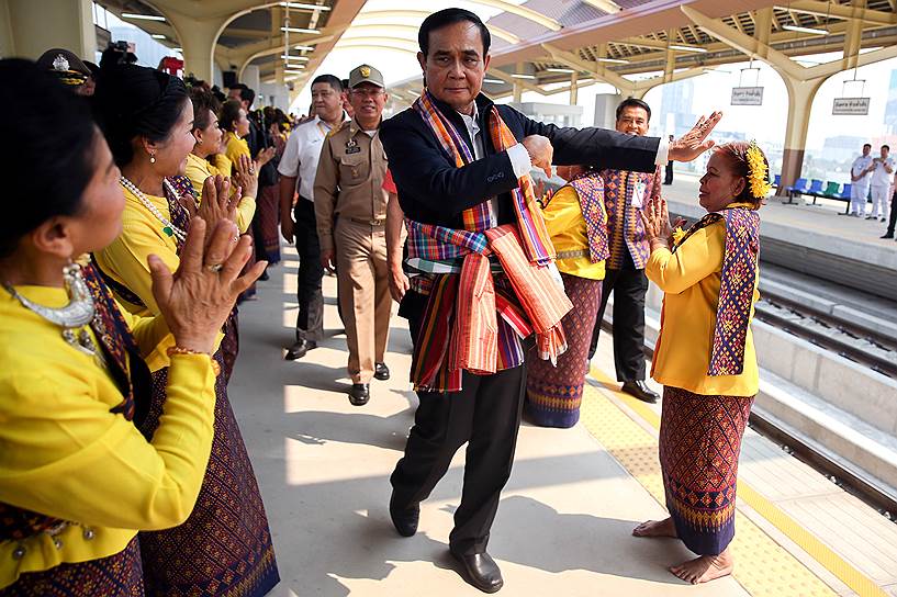 Кхонкэн, Таиланд. Премьер-министр Таиланда Прают Чан-Оча исполняет традиционный танец вместе с артистами на железнодорожной станции во время визита перед выборами
