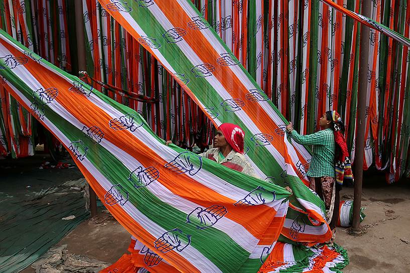 Ахмадабад, Индия. Рабочие вытаскивают флаги оппозиционной политической партии Индийский национальный конгресс в преддверии выборов