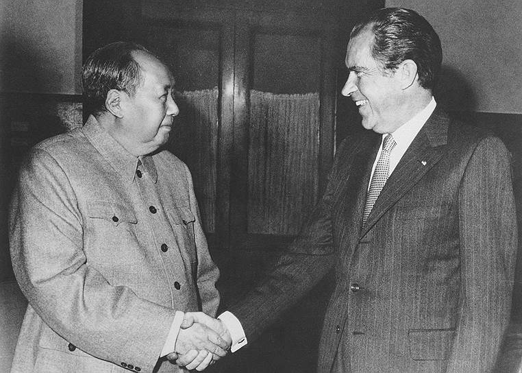 Китайский государственный и политический деятель Мао Цзэдун (слева) и 37-й президент США Ричард Никсон