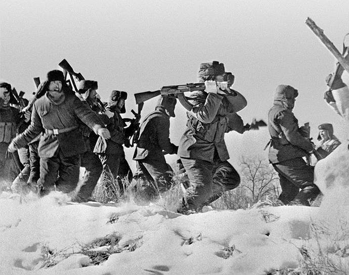 Отряд китайских солдат пытается ворваться на остров Даманский на территории СССР