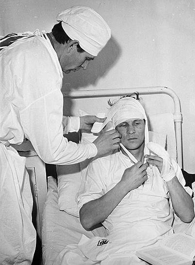 Старший лейтенант Виталий Бубенин в госпитале после боя на острове Даманский в марте 1969 года