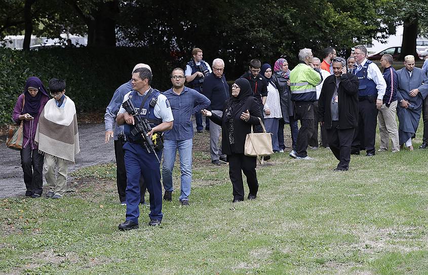 «Новозеландский национальный фронт» — партия, придерживающаяся идеологии белого национализма, — оперативно осудил теракт, выразив несогласие «с любым убийством невинных людей вне зависимости от их религиозных воззрений»