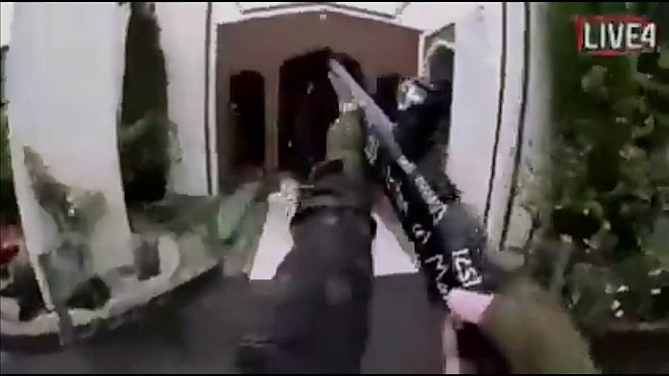 Один из нападавших — 28-летний австралиец Брентон Таррант — вел прямую трансляцию теракта