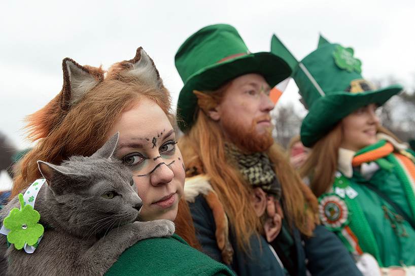 Зеленый цвет одежды, трилистник, шляпы и флаги Ирландии — негласные символы Дня святого Патрика