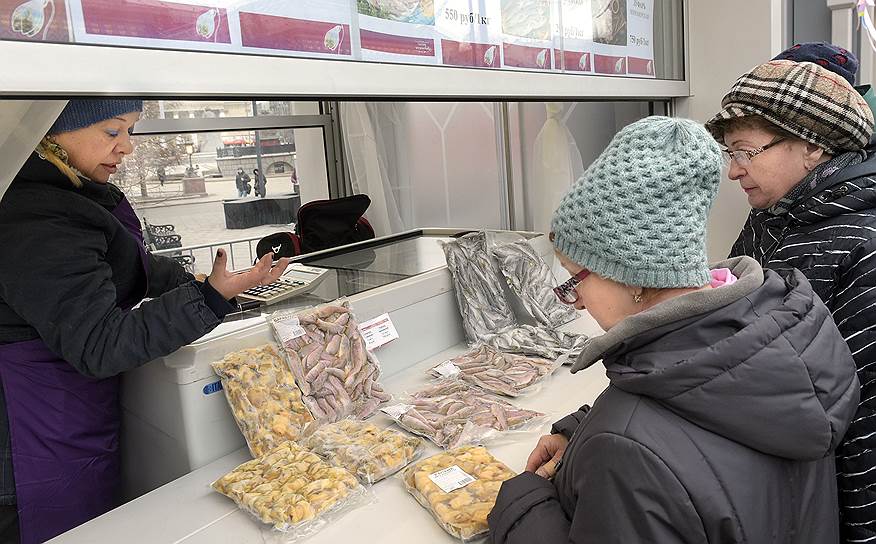 В торговых павильонах, установленных на 13 площадках Москвы, посетители смогут попробовать и купить популярные продукты из Крыма: рыбу, овощи, мед, чай, выпечку и т.д.