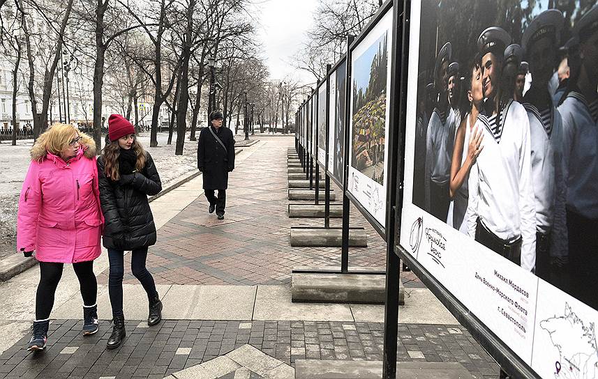 На Никитском бульваре в Москве расположилась тематическая фотовыставка — на авторских снимках запечатлены природа и люди Крыма