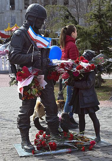 Цветы у памятника «Вежливым людям» в Севастополе