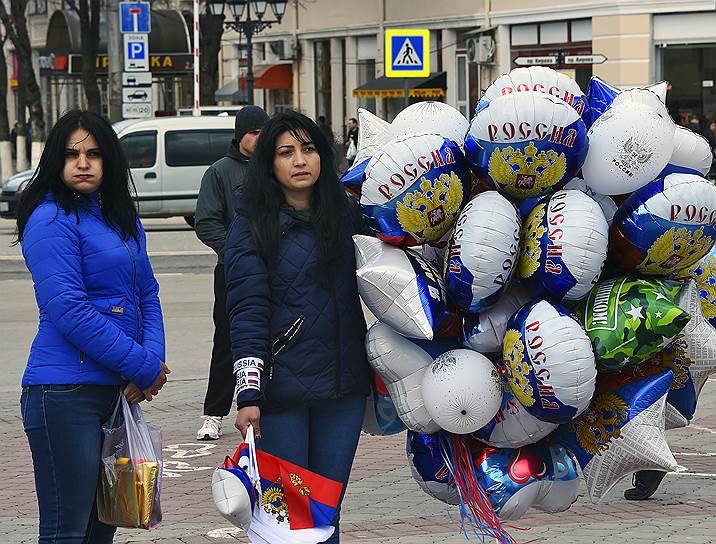 Продавщица шаров и флажков с символикой России на фестивале «Крымская весна»