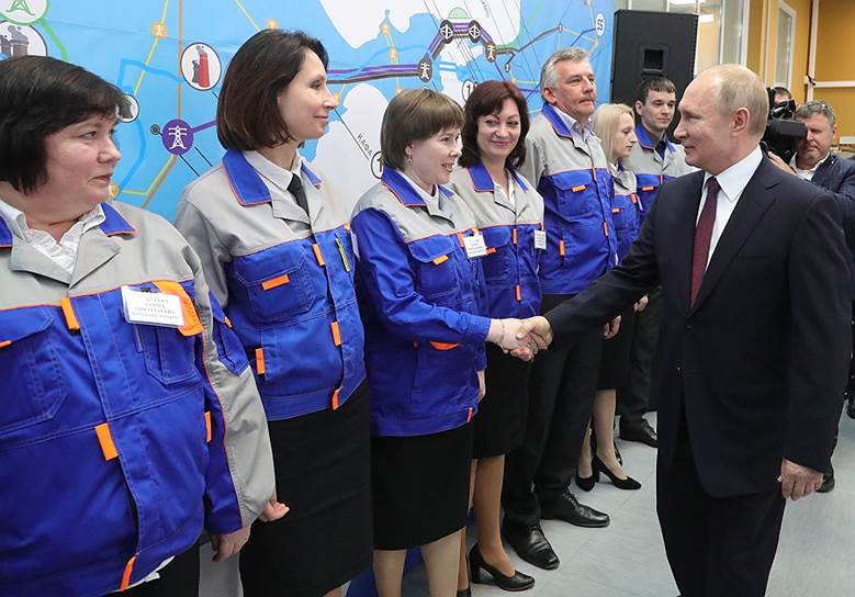 Президент России Владимир Путин и сотрудники Балаклавской ТЭС