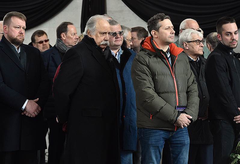 Продюсер, режиссер Владимир Досталь (слева в центре) во время церемонии