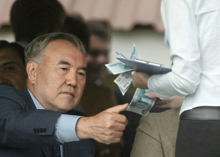 В 2007 году в конституцию Казахстана были внесены поправки, дающие право Нурсултану Назарбаеву как первому президенту страны баллотироваться на пост президента неограниченное количество раз