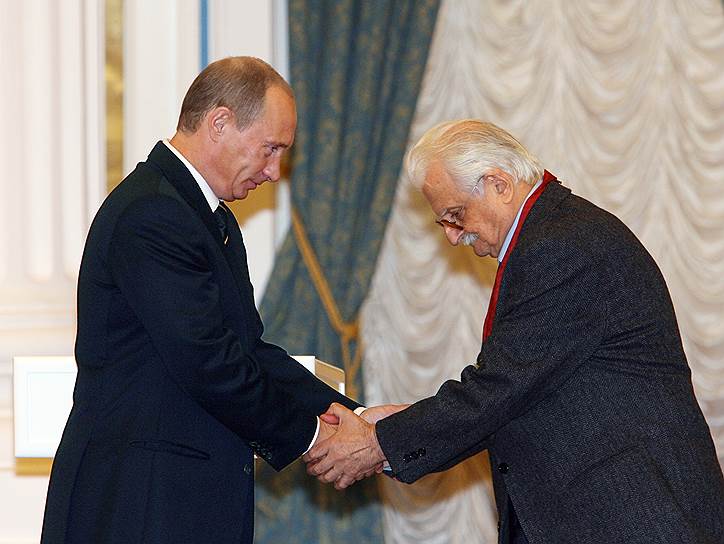 В 1986 году Марлен Хуциев получил звание Народного артиста СССР. Также был удостоен орденов Почета и Дружбы, «За заслуги перед Отечеством» II, III и IV степеней