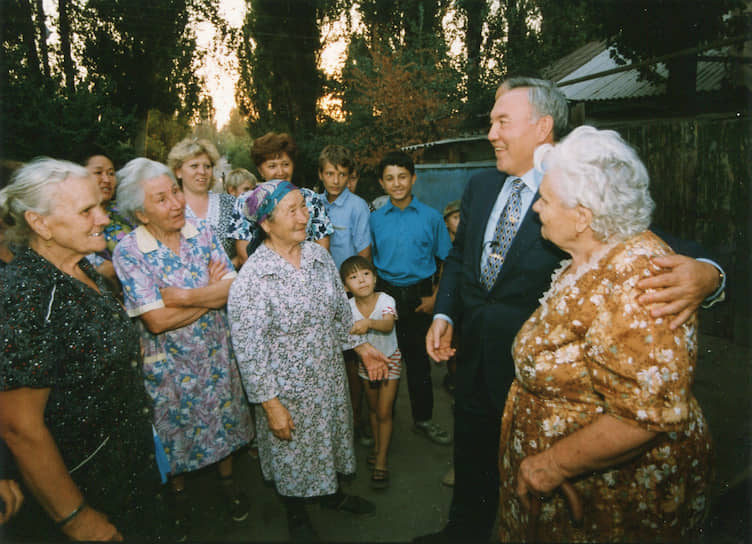 24 апреля 1990 года Верховный совет Казахской ССР учредил пост президента Казахстана, который занял Нурсултан Назарбаев. 1 декабря 1991 года он был избран президентом Казахстана на первых всенародных выборах на безальтернативной основе, получив 98,7% голосов