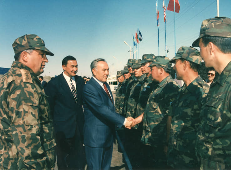 В 1996-2005 годах Казахстан завершил делимитацию границ с соседними государствами, включая Россию. В 1997 году по инициативе президента столица республики была перенесена с юга на север — из Алма-Аты в Акмолу, позже переименованную в Астану