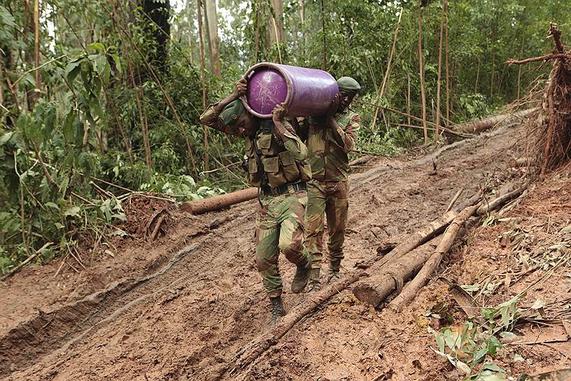 Солдаты участвуют в спасательной операции в Зимбабве
