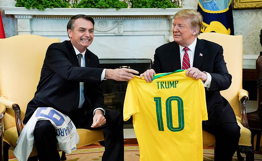 Президент Бразилии Жаир Болсонару и президент США Дональд Трамп (справа)