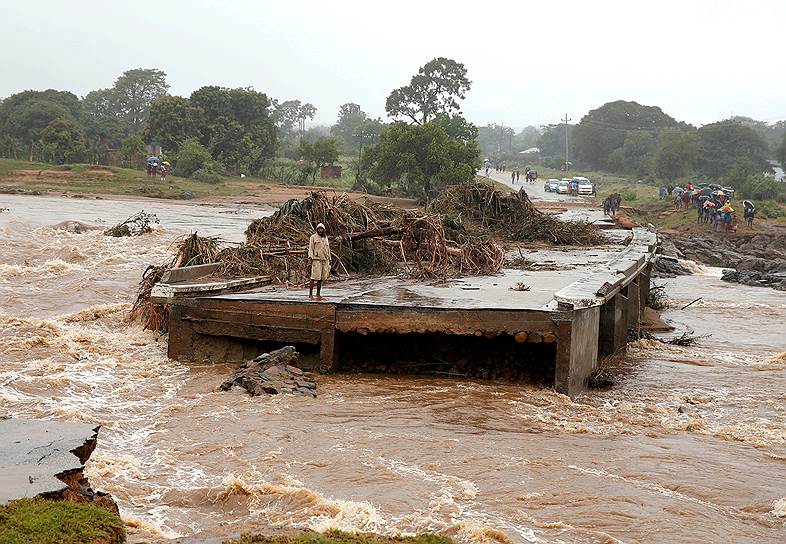 Число погибших в Зимбабве превысило 100 человек, более 200 человек пропали без вести. В результате сильных дождей смыты пять крупных мостов, из-за чего осложнен доступ к пострадавшим районам