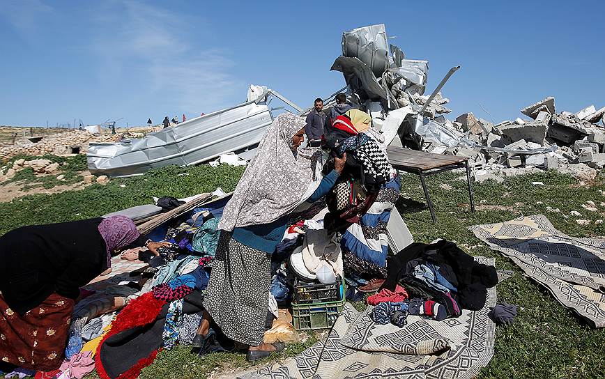 Ятта, Палестина. Палестинцы собирают свои вещи после того, как израильские военные разрушили их дом