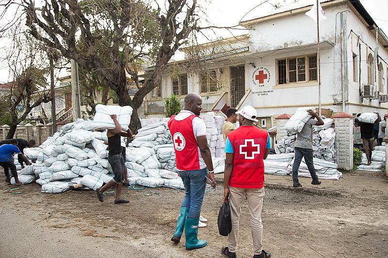 Гуманитарная помощь поступает в наиболее пострадавший от стихии город Бейра в Мозамбике
