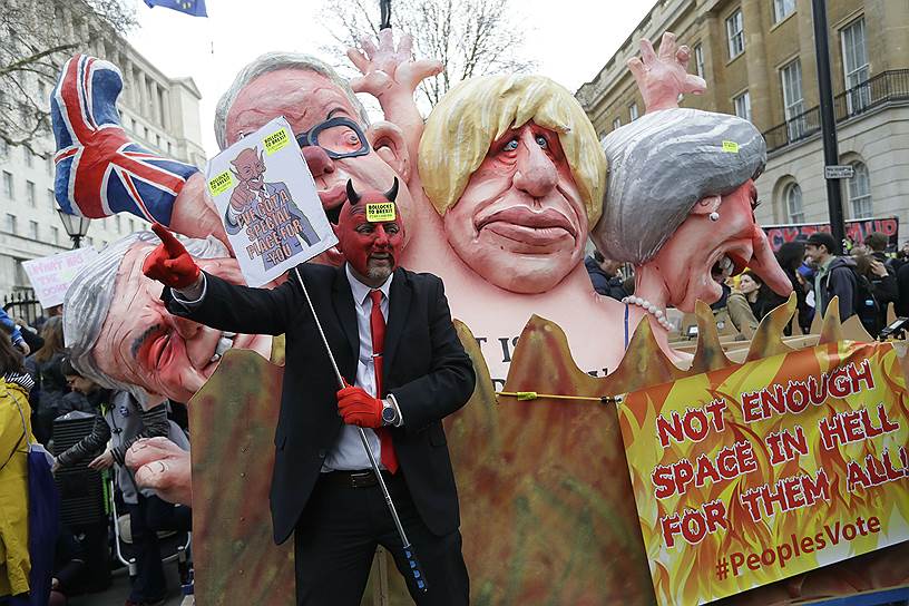Карикатуры на премьер-министра Великобритании Терезу Мэй и консервативных политиков Бориса Джонсона и Майкла Гоува 