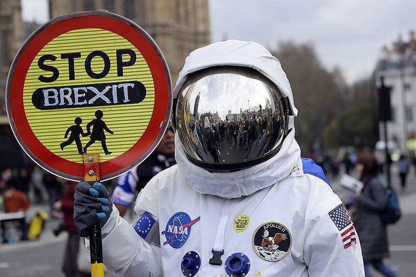 Демонстрант в костюме космонавта на марше протеста