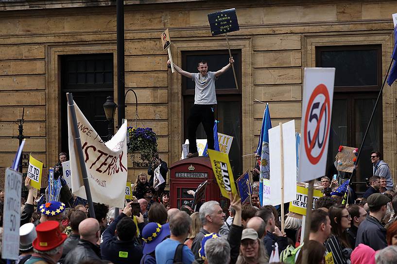 Демонстранты на марше против «Брексита»