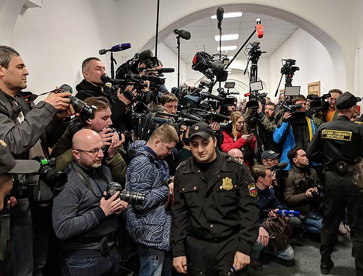 Журналисты и фотографы столпились в коридоре