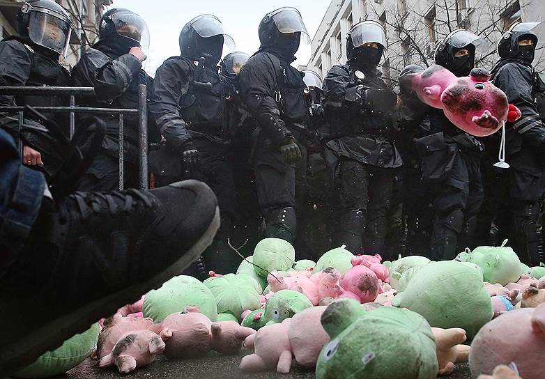 16 марта, Киев. Представители радикальных организаций «Национальный корпус» «Национальные дружины» на акции, символом которой стали игрушечные свиньи как воплощение масштабной коррупции в «оборонке»