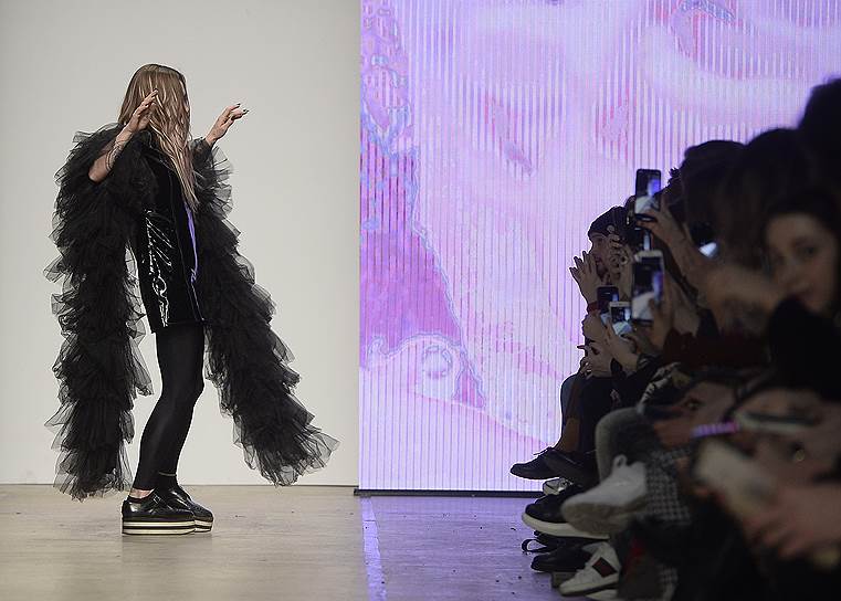 Певица Линда во время выступления на показе Mercedes-Benz Fashion Week Russia 