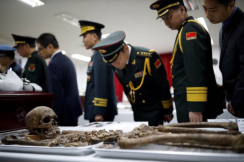 Инчхон, Южная Корея. Военные из КНР осматривают останки китайского солдата, который сражался в Корейской войне