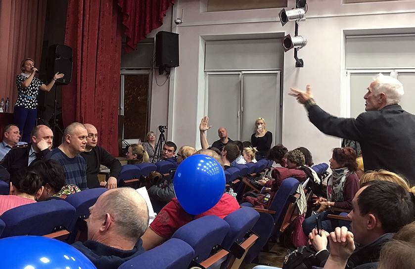 Участники общественных слушаний в зале лицея №1511 в Москве