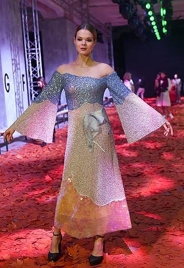 Актриса Анна Исаева на показе коллекции Alena Akhmadullina в рамках Недели моды Mercedes-Benz Fashion Week Russia в Музее Москвы