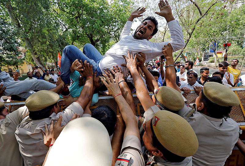 Нью-Дели, Индия. Полицейские не дают протестующему перебраться через ограждение
