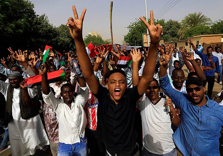 Демонстранты, требующие отставки президента Омара Башира