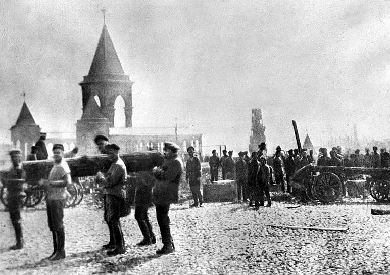 Революционер и один из руководителей Советского государства Владимир Ленин (крайний справа) помогает нести бревно на субботнике, 1 мая 1920 года 
