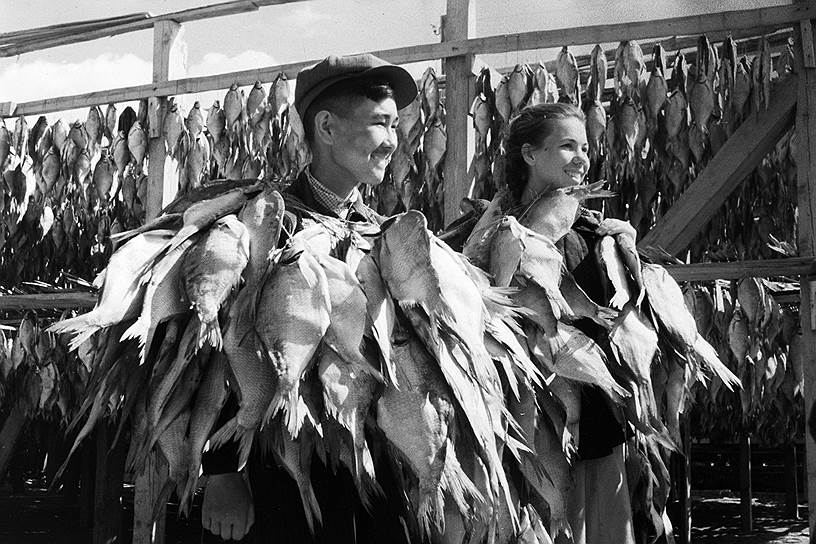 Ученики Муйнакской средней школы на субботнике, 1953 год