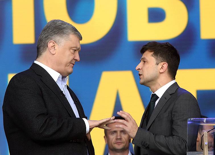 Петр Порошенко (слева) и Владимир Зеленский (справа) во время дебатов на стадионе «Олимпийский»