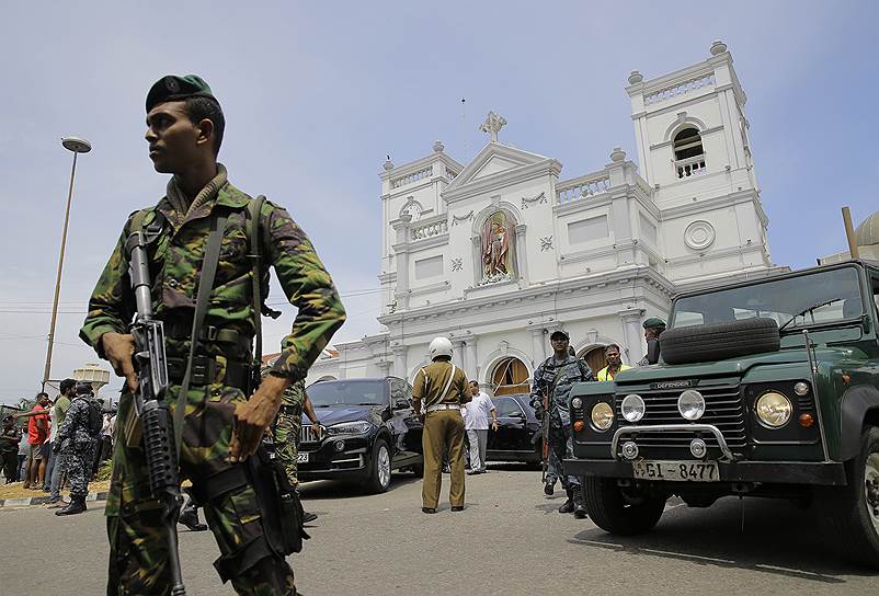 При взрывах на Шри-Ланке погибло около 250 человек. Почти 500 человек ранено