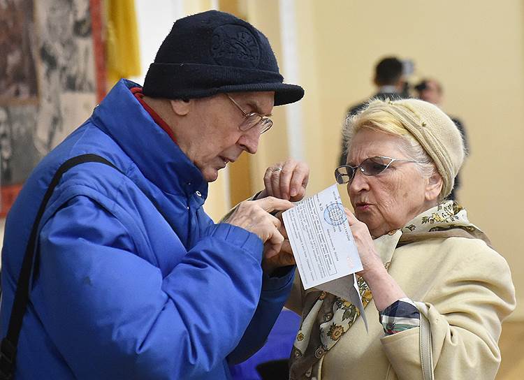 В первом туре, прошедшем 31 марта, за Петра Порошенко проголосовали 15,95% избирателей, а за Владимира Зеленского — 30,24% &lt;br>
На фото: избиратели на участке в Киеве 21 апреля