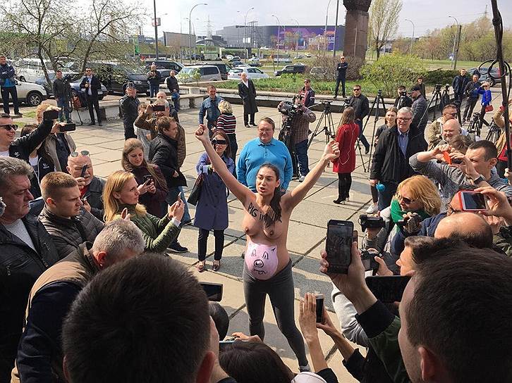 Активистка движения Femen устроила акцию на избирательном участке, где голосовал Владимир Зеленский. Когда политик зашел на территорию участка, она сняла верхнюю одежду, при этом выкрикивая призывы «Хватит насиловать страну!»