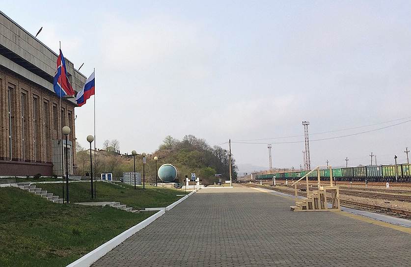 Флаги КНДР и России были вывешены на приграничной станции Хасан в преддверии визита Ким Чен Ына. Для северокорейского лидера был подготовлен специальный деревянный помост