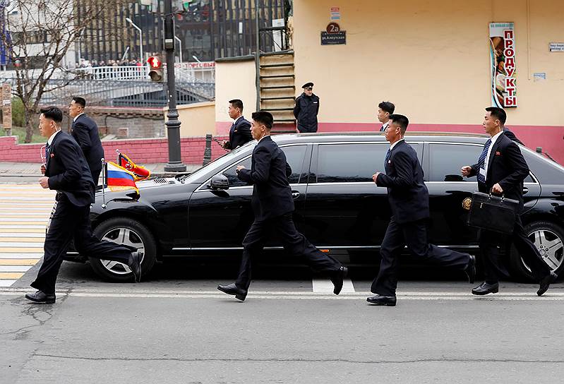 Охранники Ким Чен Ына сопровождают его лимузин после прибытия во Владивосток