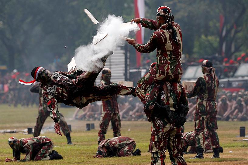 Джакарта, Индонезия. Сотрудники армейского спецназа демонстрируют боевые искусства