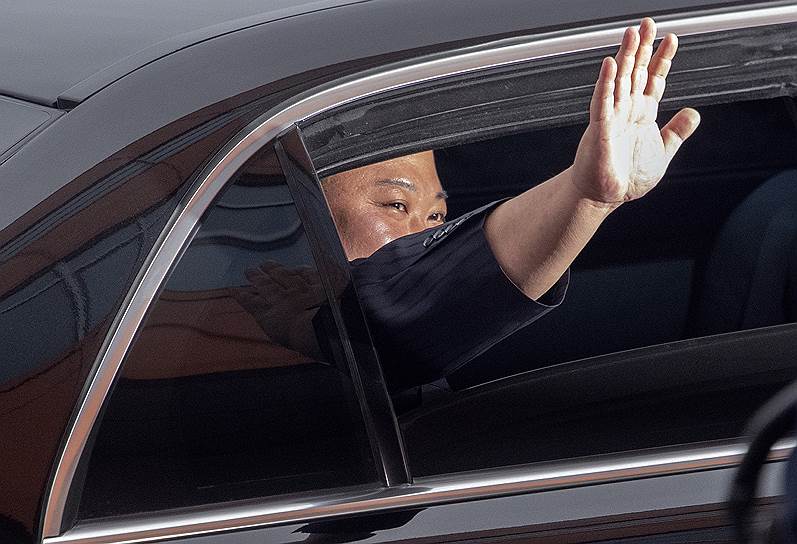 После встречи Владимир Путин проводил коллегу к его Mercedes. Уже сидя в автомобиле, Ким Чен Ын открыл окно и около минуты махал на прощание. Президент РФ помахал в ответ