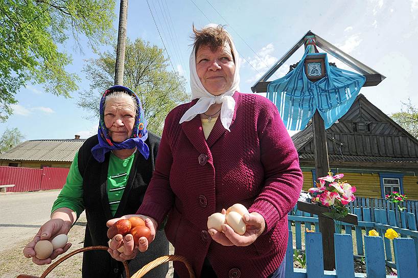 Деревня Ридча, Гомельская область, Белоруссия. Освящение пасхальных куличей и яиц в канун Пасхи
