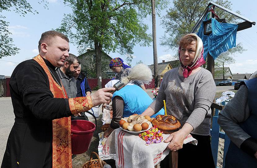 Деревня Ридча, Гомельская область, Белоруссия. Освящение пасхальных куличей и яиц в канун Пасхи