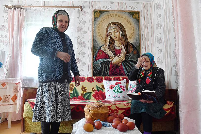 Деревня Бережцы, Гомельская область, Белоруссия. Верующие с пасхальными куличами и яйцами в канун Пасхи