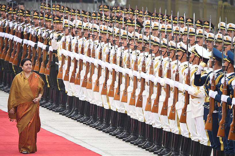 Пекин, Китай. Президент Непала Бидхья Деви Бхандари осматривает почетный караул