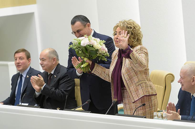 10 апреля, Москва. Слева направо: заместители председателя Совета федерации Андрей Турчак и Ильяс Умаханов, первый зампред Николай Федоров, председатель Совета федерации Валентина Матвиенко, зампредседателя Евгений Бушмин